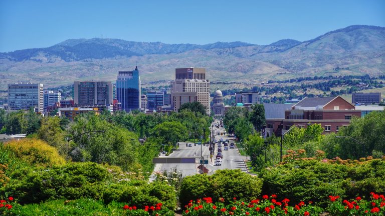 This is a good guide on what to take note of before considering about living in Idaho.